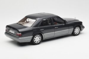 Mercedes E320 W124 Nautik Blauw Metallic Dealer Edition AUTOart 1:18 B66040508 Metaal — afbeelding 3 van 8