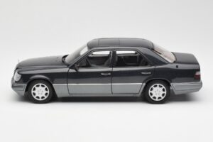 Mercedes E320 W124 Nautik Blauw Metallic Dealer Edition AUTOart 1:18 B66040508 Metaal — afbeelding 4 van 8