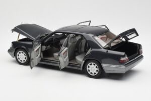 Mercedes E320 W124 Nautik Blauw Metallic Dealer Edition AUTOart 1:18 B66040508 Metaal — afbeelding 5 van 8