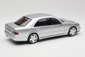 Mercedes E55 AMG W210 Brilliant Silver Otto 1:18 OT459 Hars — afbeelding 2 van 6