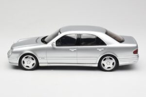 Mercedes E55 AMG W210 Brilliant Silver Otto 1:18 OT459 Hars — afbeelding 3 van 6