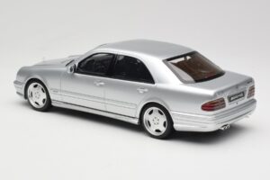 Mercedes E55 AMG W210 Brilliant Silver Otto 1:18 OT459 Hars — afbeelding 5 van 6