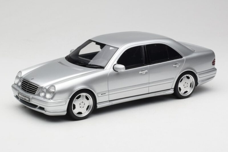 Mercedes E55 AMG W210 Brilliant Silver Otto 1:18 OT459 Hars
