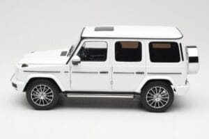 Mercedes G-Class G 500 W463A Diamond White Metallic Minichamps 1:18 113037111 Metaal — afbeelding 4 van 8