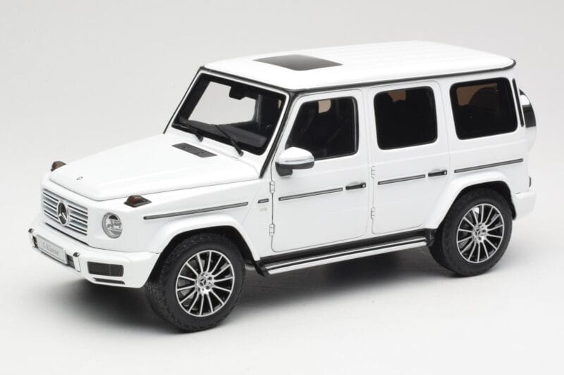 Mercedes G-Class G 500 W463A Diamond White Metallic Minichamps 1:18 113037111 Metaal