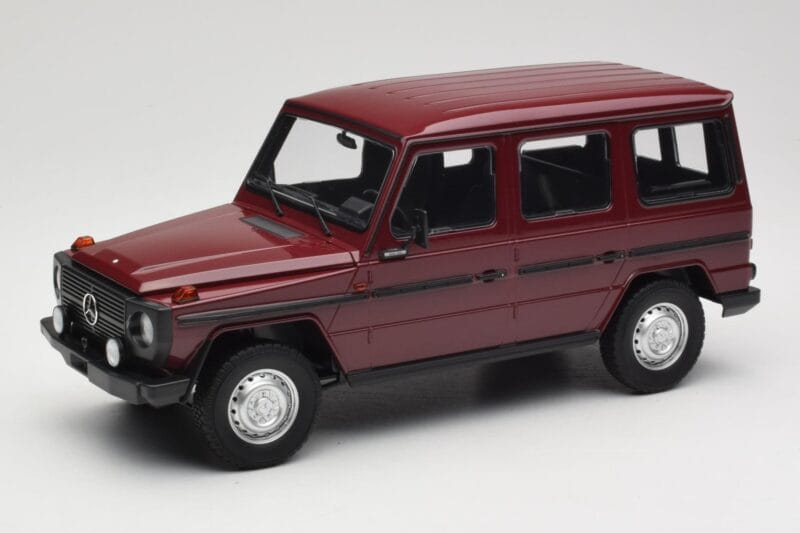 Mercedes G-Class W460 LWB Donkerrood Minichamps 1:18 155038102 Metaal
