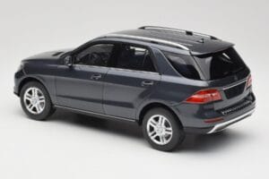 Mercedes M-Class W164 Grey Metallic Minichamps 1:18 100030100 Metaal — afbeelding 7 van 8