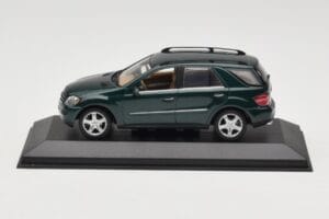 Mercedes ML 500 W164 Donkergroen Minichamps 1:43 400034500 Metaal