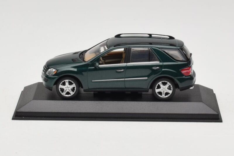 Mercedes ML 500 W164 Donkergroen Minichamps 1:43 400034500 Metaal