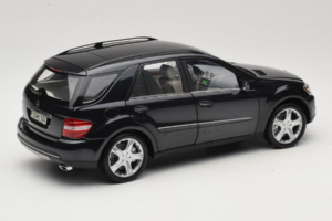 Mercedes ML W164 Obsidian Black Dealer Editie Minichamps 1:18 B66962321 Metaal — afbeelding 3 van 8