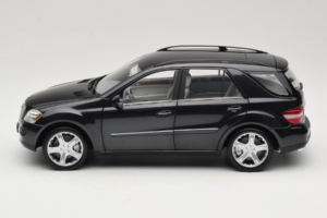 Mercedes ML W164 Obsidian Black Dealer Editie Minichamps 1:18 B66962321 Metaal — afbeelding 4 van 8