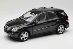 Mercedes ML W164 Obsidian Black Dealer Editie Minichamps 1:18 B66962321 Metaal