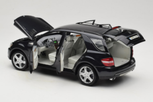 Mercedes ML W164 Obsidian Black Dealer Editie Minichamps 1:18 B66962321 Metaal — afbeelding 5 van 8