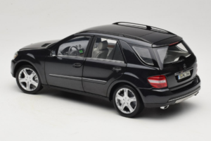 Mercedes ML W164 Obsidian Black Dealer Editie Minichamps 1:18 B66962321 Metaal — afbeelding 7 van 8