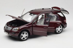 Mercedes ML W164 Red Metallic Minichamps 1:18 150034500 Metaal — afbeelding 2 van 8