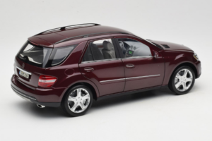Mercedes ML W164 Red Metallic Minichamps 1:18 150034500 Metaal — afbeelding 3 van 8