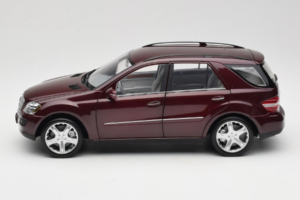 Mercedes ML W164 Red Metallic Minichamps 1:18 150034500 Metaal — afbeelding 4 van 8