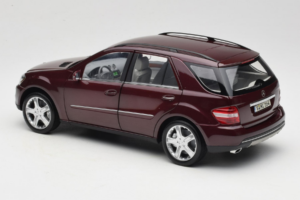 Mercedes ML W164 Red Metallic Minichamps 1:18 150034500 Metaal — afbeelding 7 van 8