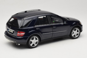 Mercedes ML W164 Tanzanite Blue Dealer Editie Minichamps 1:18 B66962322 Metaal — afbeelding 3 van 8