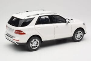 Mercedes ML W166 Wit Minichamps 1:18 100030101 Metaal — afbeelding 3 van 8