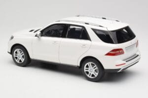 Mercedes ML W166 Wit Minichamps 1:18 100030101 Metaal — afbeelding 7 van 8