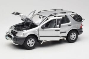 Mercedes ML320 W163 Zilver Maisto 1:18 50319 Metaal — afbeelding 2 van 8