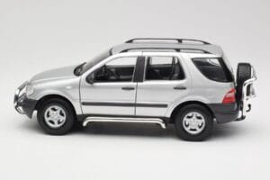 Mercedes ML320 W163 Zilver Maisto 1:18 50319 Metaal — afbeelding 4 van 8