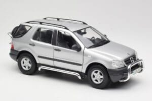 Mercedes ML320 W163 Zilver Maisto 1:18 50319 Metaal — afbeelding 6 van 8