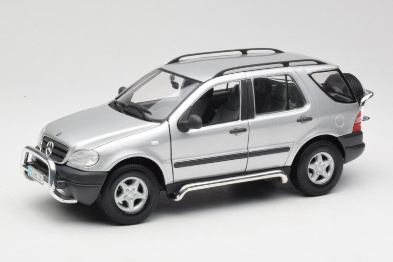 Mercedes ML320 W163 Zilver Maisto 1:18 50319 Metaal