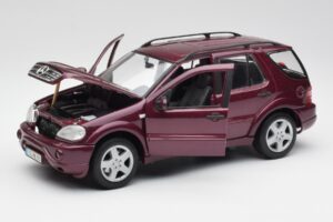 Mercedes ML55 AMG W163 Paars Maisto 1:18 31876 Metaal — afbeelding 2 van 8