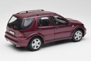 Mercedes ML55 AMG W163 Paars Maisto 1:18 31876 Metaal — afbeelding 3 van 8