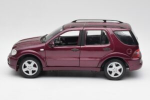 Mercedes ML55 AMG W163 Paars Maisto 1:18 31876 Metaal — afbeelding 4 van 8
