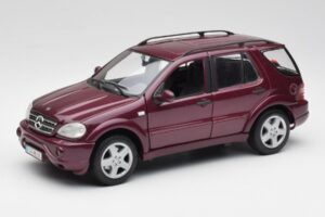 Mercedes ML55 AMG W163 Paars Maisto 1:18 31876 Metaal