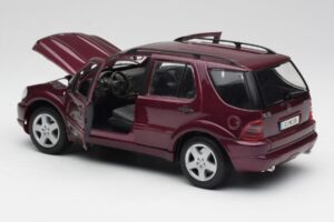 Mercedes ML55 AMG W163 Paars Maisto 1:18 31876 Metaal — afbeelding 5 van 8