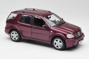 Mercedes ML55 AMG W163 Paars Maisto 1:18 31876 Metaal — afbeelding 6 van 8