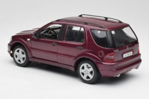 Mercedes ML55 AMG W163 Paars Maisto 1:18 31876 Metaal — afbeelding 7 van 8
