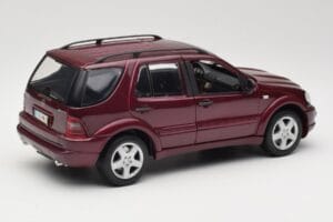 Mercedes ML55 AMG W163 Rood Maisto 1:18 50348 Metaal — afbeelding 3 van 8