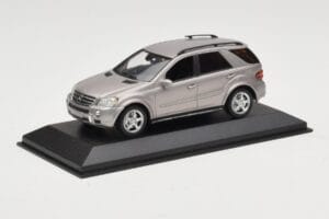 Mercedes ML63 AMG W164 Grijs Metallic Minichamps 1:43 400034570 Metaal — afbeelding 2 van 4