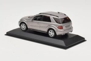 Mercedes ML63 AMG W164 Grijs Metallic Minichamps 1:43 400034570 Metaal — afbeelding 3 van 4