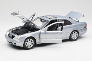 Mercedes S-Class W220 Lichtblauw Maisto 1:18 56050 Metaal — afbeelding 2 van 8