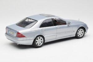 Mercedes S-Class W220 Lichtblauw Maisto 1:18 56050 Metaal — afbeelding 3 van 8