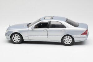 Mercedes S-Class W220 Lichtblauw Maisto 1:18 56050 Metaal — afbeelding 4 van 8