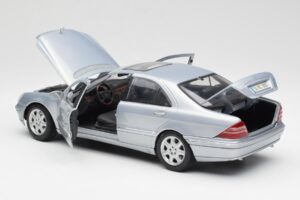 Mercedes S-Class W220 Lichtblauw Maisto 1:18 56050 Metaal — afbeelding 5 van 8