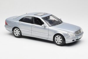 Mercedes S-Class W220 Lichtblauw Maisto 1:18 56050 Metaal — afbeelding 6 van 8