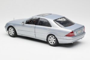 Mercedes S-Class W220 Lichtblauw Maisto 1:18 56050 Metaal — afbeelding 7 van 8