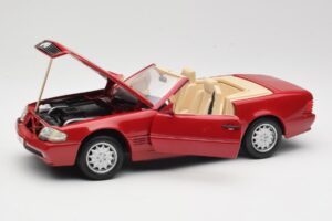 Mercedes SL500 R129 Rood Revell 1:18 08927 Metaal — afbeelding 2 van 8