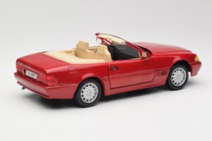 Mercedes SL500 R129 Rood Revell 1:18 08927 Metaal — afbeelding 3 van 8