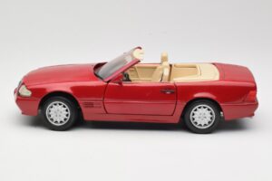 Mercedes SL500 R129 Rood Revell 1:18 08927 Metaal — afbeelding 4 van 8