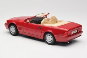 Mercedes SL500 R129 Rood Revell 1:18 08927 Metaal — afbeelding 7 van 8