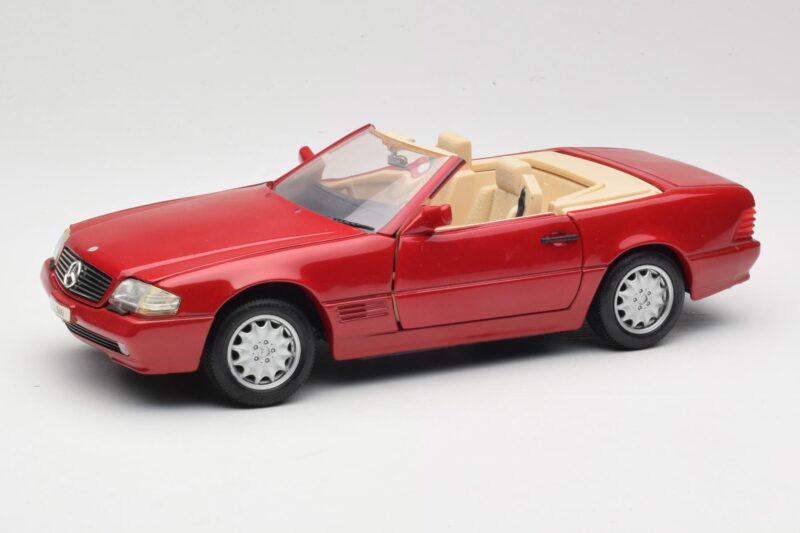 Mercedes SL500 R129 Rood Revell 1:18 08927 Metaal